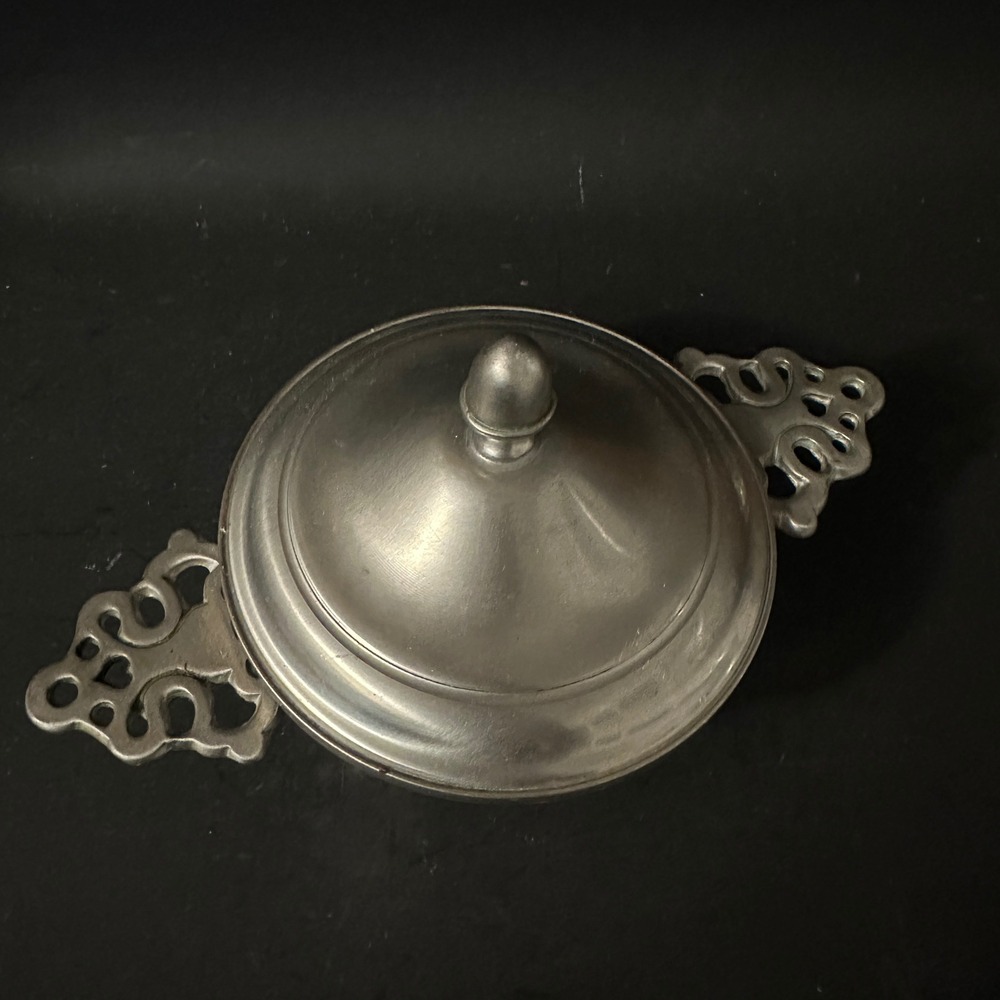 Woodbury Pewterers Lidded Porringer Bowl Pewter Pierced Handles Acorn Colonial